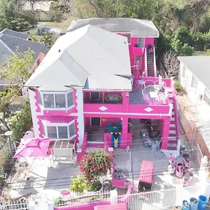  Hostel Da Pink And White Palace Bahamas